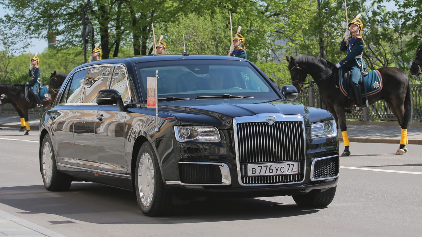 Die neue "Aurus"-Limousine des russischen Präsidenten fährt während der Amtseinführung vor: Der russische Präsident Wladimir Putin hat am Montag den Eid für eine vierte Amtszeit abgelegt.