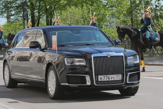 Die neue "Aurus"-Limousine des russischen Präsidenten fährt während der Amtseinführung vor: Der russische Präsident Wladimir Putin hat am Montag den Eid für eine vierte Amtszeit abgelegt.