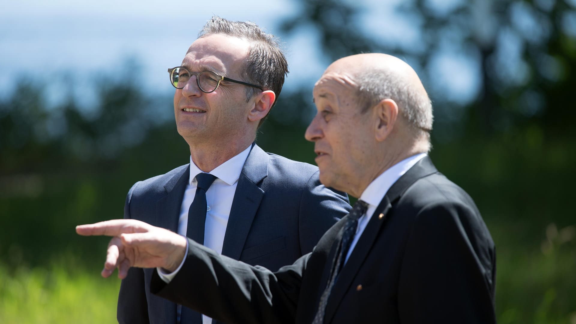 Le Drian (rechts) und Maas im Schlosspark der Villa Borsig.