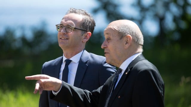 Außenminister Heiko Maas (l) und sein französischer Amtskollege Jean-Yves Le Drian im Park der Villa Borsig in Berlin. Außenminister Heiko Maas (l) und sein französischer Amtskollege Jean-Yves Le Drian im Park der Villa Borsig in Berlin.