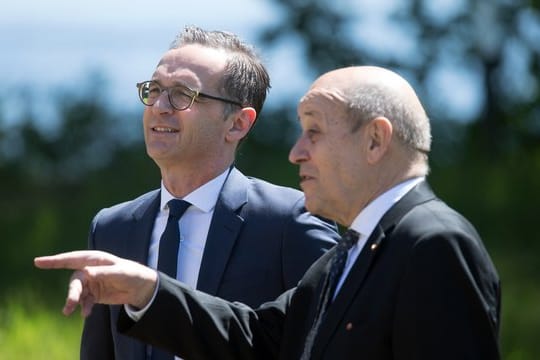 Außenminister Heiko Maas (l) und sein französischer Amtskollege Jean-Yves Le Drian im Park der Villa Borsig in Berlin.