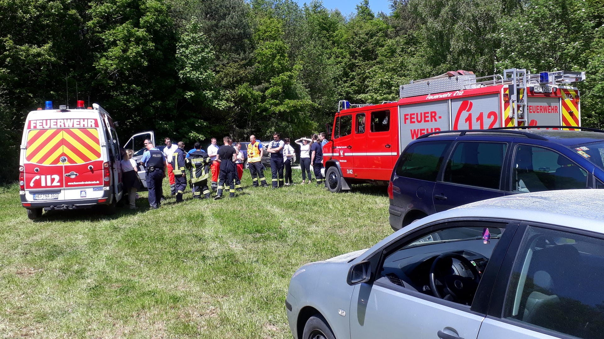 Bei Niederaula: Feuerwehrleute machen sich bereit, nach den drei Mädchen zu suchen.