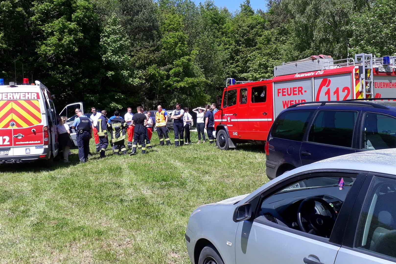 Bei Niederaula: Feuerwehrleute machen sich bereit, nach den drei Mädchen zu suchen.