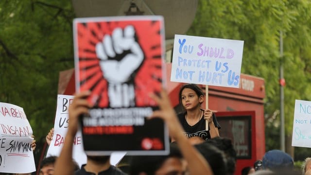 Mitte April in Neu Delhi: Bei einer Demonstration gegen Vergewaltigungen hält ein Mädchen ein Schild mit der Aufschrift "You should protect us not hurt us" (Ihr solltet uns beschützen, nicht uns wehtun). Mitte April in Neu Delhi: Bei einer Demonstration gegen Vergewaltigungen hält ein Mädchen ein Schild mit der Aufschrift "You should protect us not hurt us" (Ihr solltet uns beschützen, nicht uns wehtun).