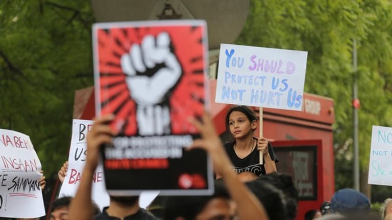 Mitte April in Neu Delhi: Bei einer Demonstration gegen Vergewaltigungen hält ein Mädchen ein Schild mit der Aufschrift "You should protect us not hurt us" (Ihr solltet uns beschützen, nicht uns wehtun).