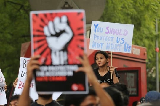 Mitte April in Neu Delhi: Bei einer Demonstration gegen Vergewaltigungen hält ein Mädchen ein Schild mit der Aufschrift "You should protect us not hurt us" (Ihr solltet uns beschützen, nicht uns wehtun).