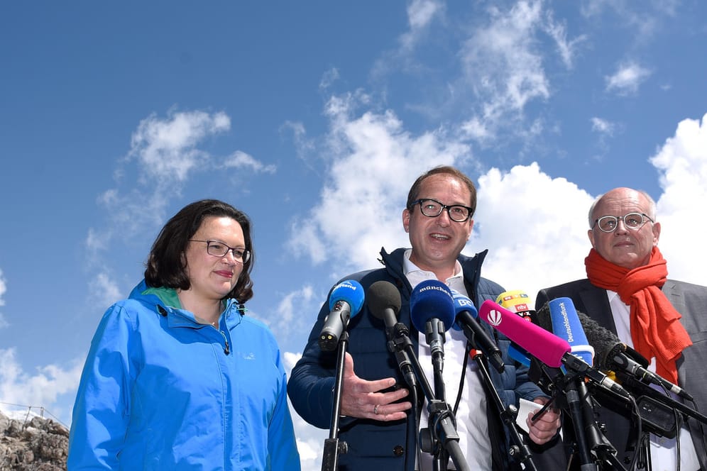 Verkündung auf der Zugspitze: Alexander Dobrindt (Mitte) teilt im Beisein von Andrea Nahles (li.) und Volker Kauder (re.) mit, dass das geplante Baukindergeld rückwirkend ab 1. Januar 2018 gelten soll.