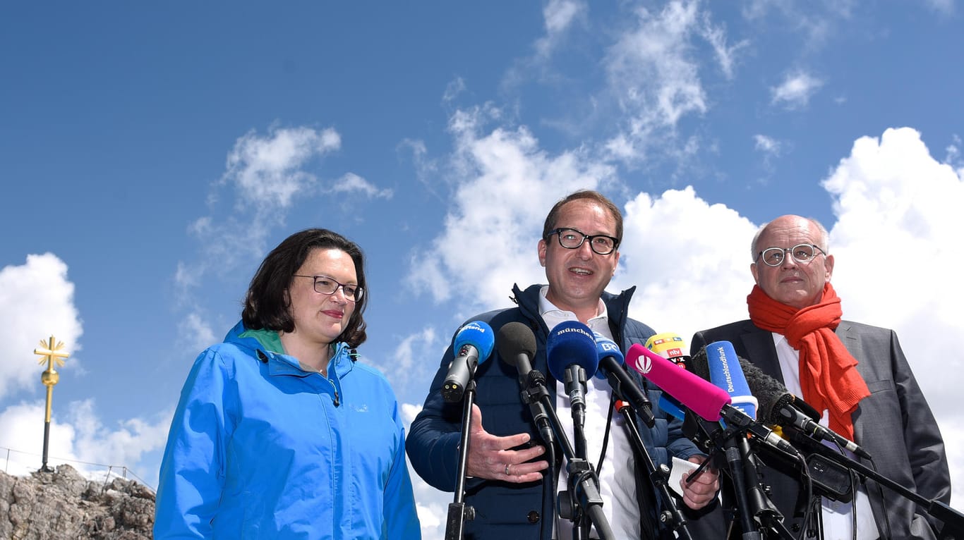 Verkündung auf der Zugspitze: Alexander Dobrindt (Mitte) teilt im Beisein von Andrea Nahles (li.) und Volker Kauder (re.) mit, dass das geplante Baukindergeld rückwirkend ab 1. Januar 2018 gelten soll.