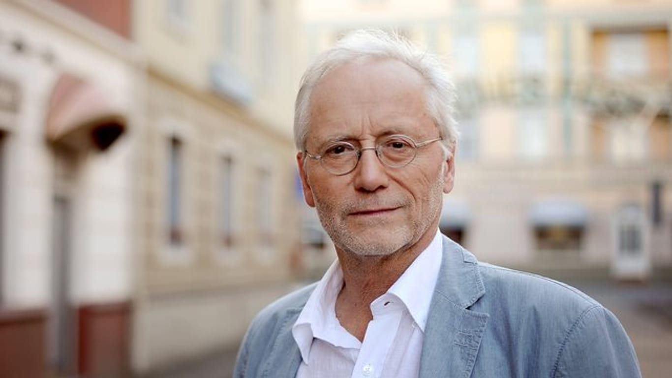 Joachim Hermann Luger 2013 in der Kulisse der Fernsehserie "Lindenstraße".