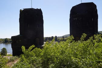 Die Türme der Brücke von Remagen: Die unter Denkmalschutz stehenden Türme sollen an den Meistbietenden verkauft werden.