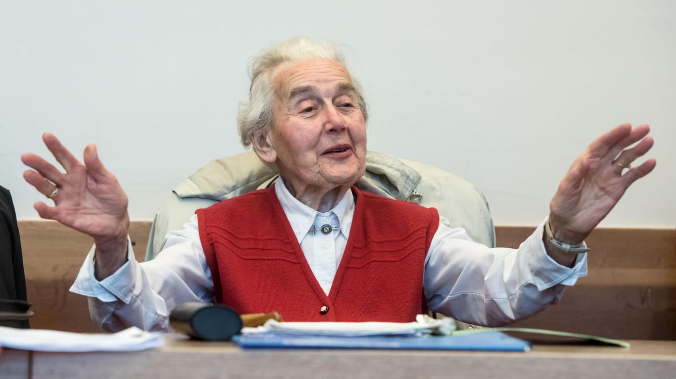 Ursula Haverbeck im Gericht: Weil die 89 Jahre alte Holocaustleugnerin ihre Haftstrafe nicht antrat, ist sie nun festgenommen worden.