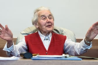 Ursula Haverbeck im Gericht: Weil die 89 Jahre alte Holocaustleugnerin ihre Haftstrafe nicht antrat, ist sie nun festgenommen worden.