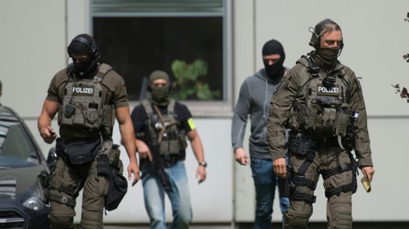 Beamte eines Spezialeinsatzkommandos (SEK) der Polizei Frankfurt sichern einen Gerichtstermin des Terrorverdächtigen Haikel S.