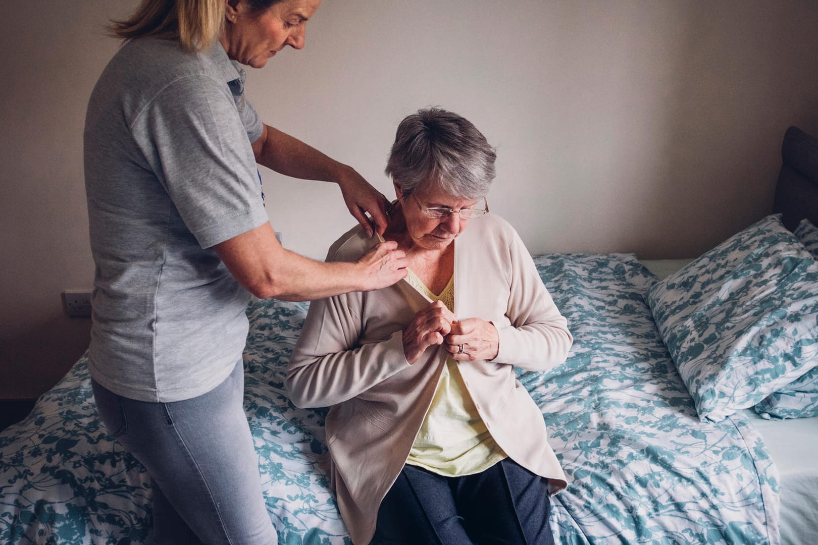 Ankleiden einer älteren Frau