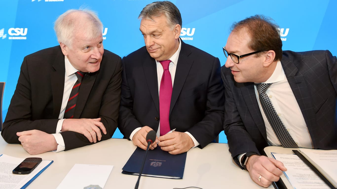 CSU-Landesgruppenchef Alexander Dobrindt (r.) und CSU-Parteichef Horst Seehofer (l.) mit Ungarns Miniterpräsident Viktor Orban (m.): Die CSU-Politiker fordern mehr Rechtsstaatlichkeit, suchen aber die Nähe zu Orban, der den Rechtsstaat schleift.