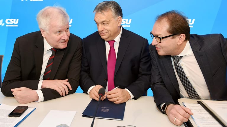 CSU-Landesgruppenchef Alexander Dobrindt (r.) und CSU-Parteichef Horst Seehofer (l.) mit Ungarns Miniterpräsident Viktor Orban (m.): Die CSU-Politiker fordern mehr Rechtsstaatlichkeit, suchen aber die Nähe zu Orban, der den Rechtsstaat schleift.