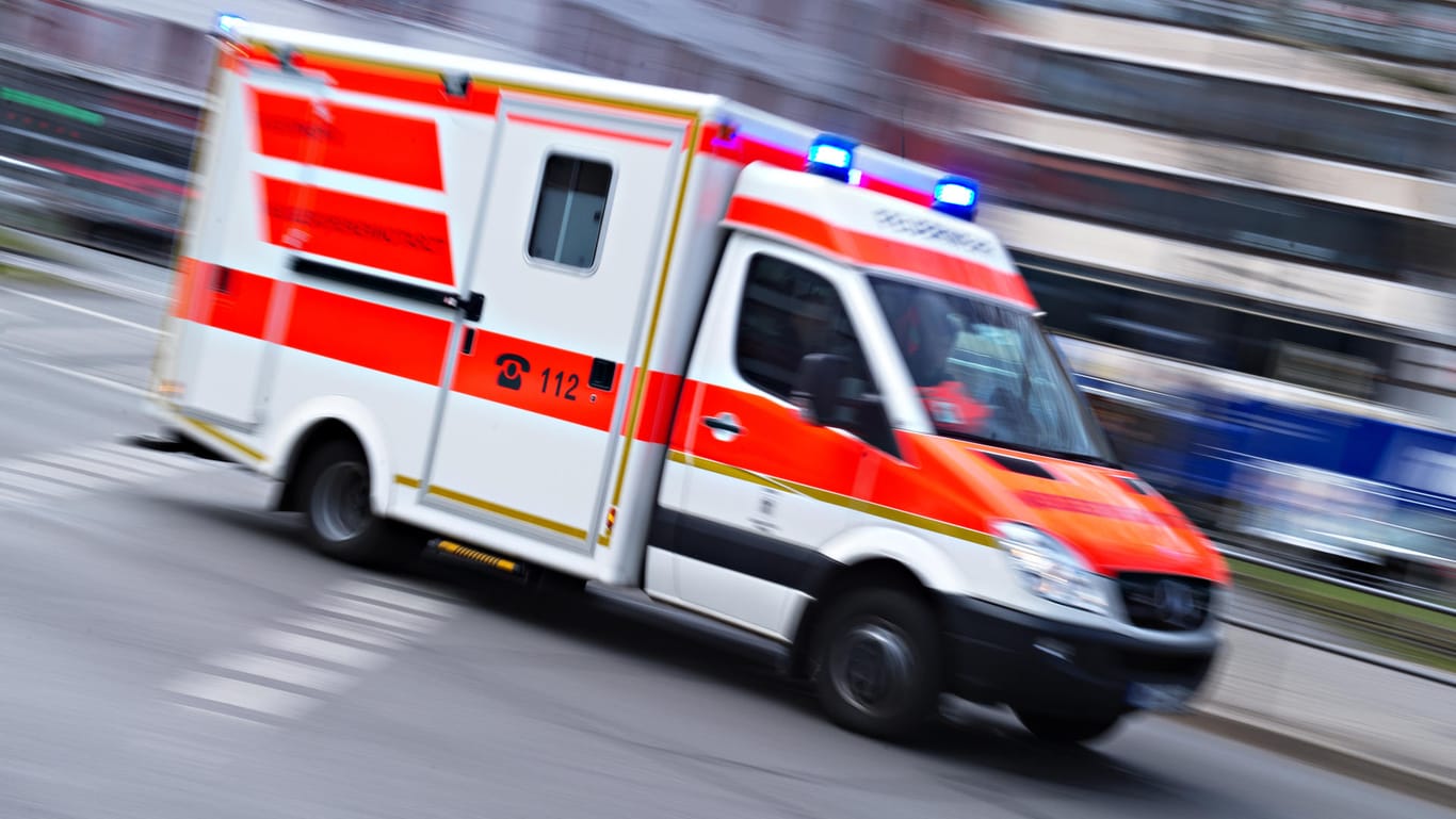 Rettungswagen im Einsatz: Aus noch ungeklärter Ursache explodierte in Niedersachsen eine Rohrbombe und verletzte zwei Menschen. (Symbolbild)