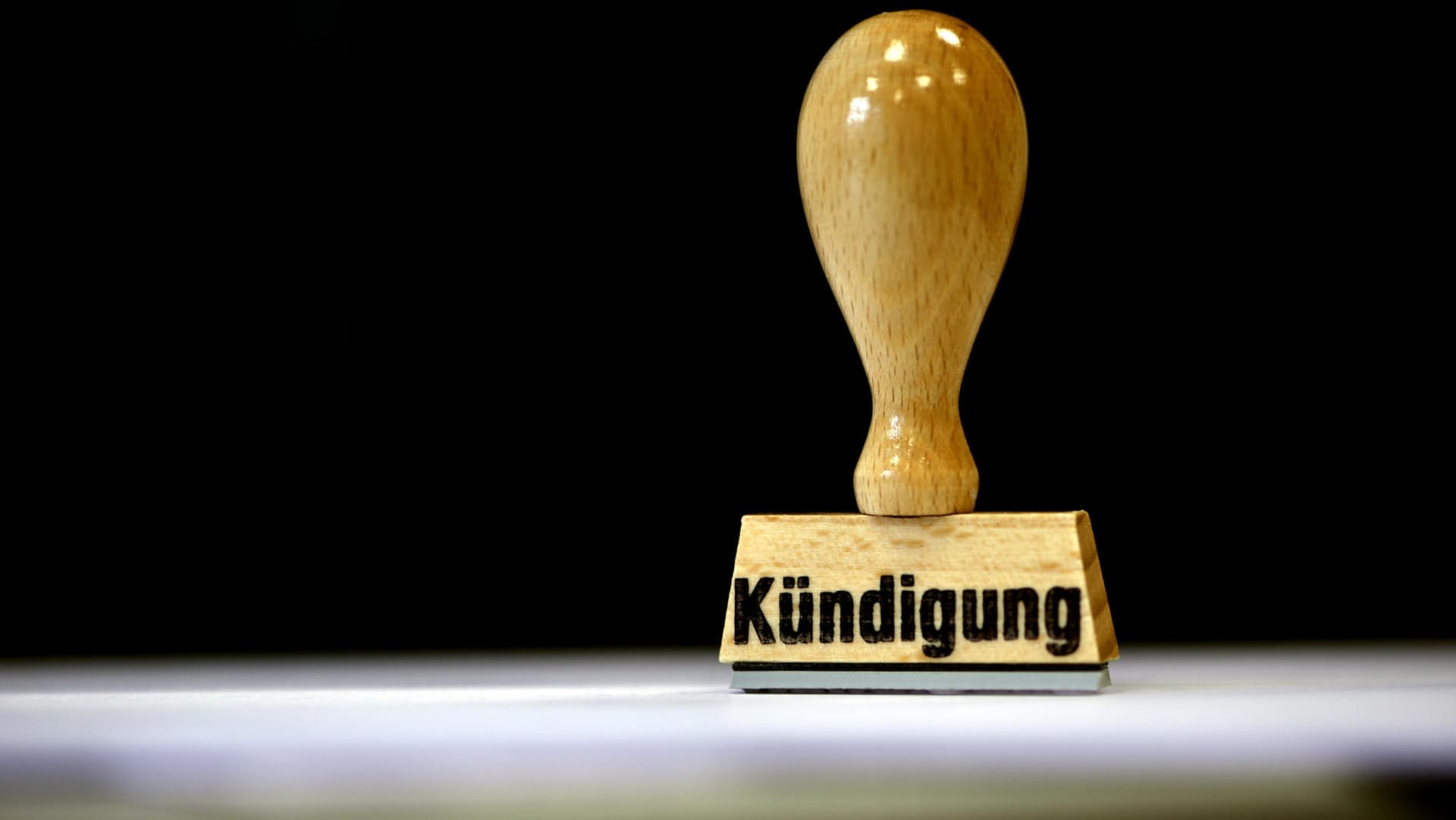 Stempel zur Kündigung: Ein Grundschullehrer veröffentlichte im Internet umstrittene Videos. (Symbolbild) Stempel zur Kündigung: Ein Grundschullehrer veröffentlichte im Internet umstrittene Videos. (Symbolbild)