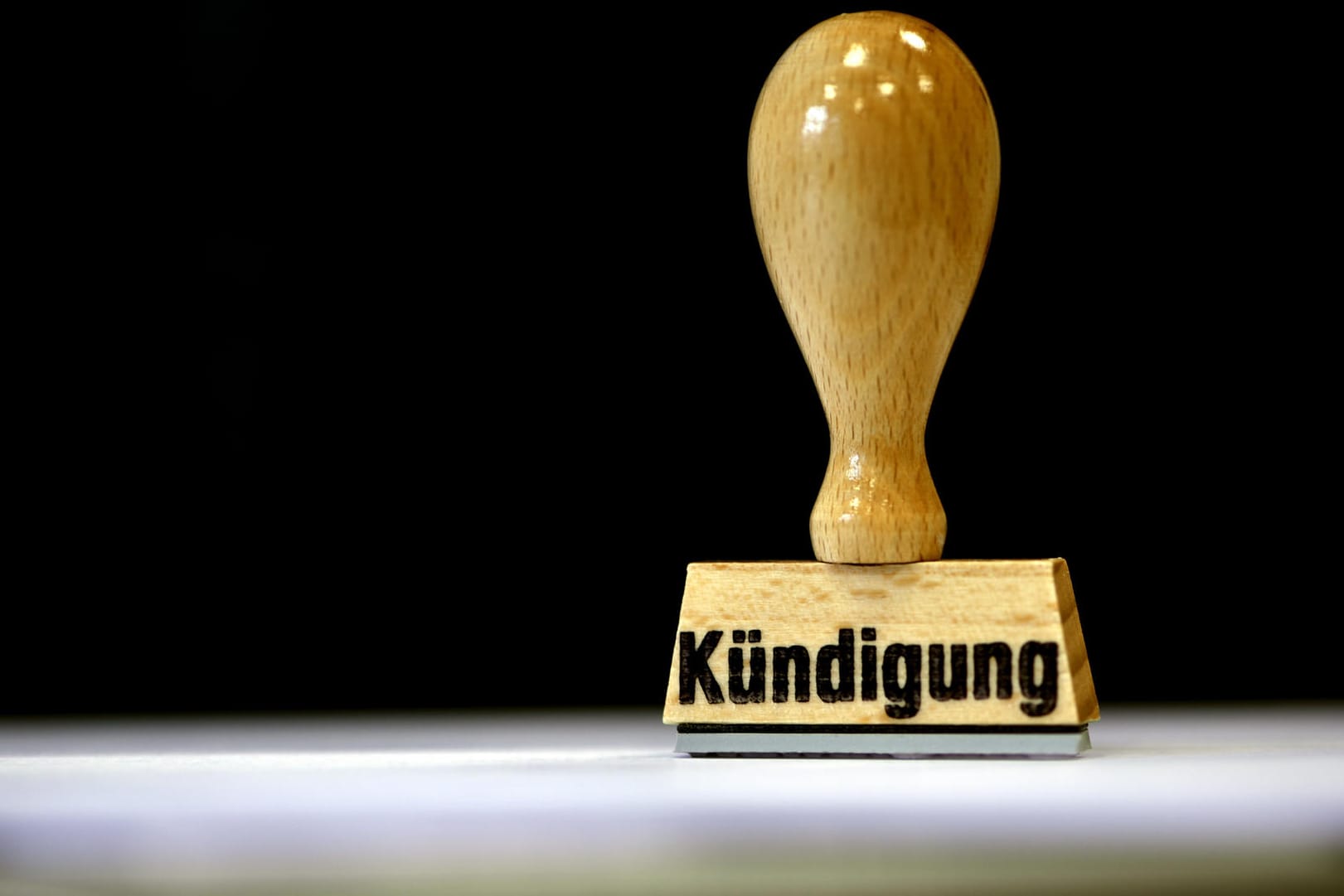 Stempel zur Kündigung: Ein Grundschullehrer veröffentlichte im Internet umstrittene Videos. (Symbolbild)