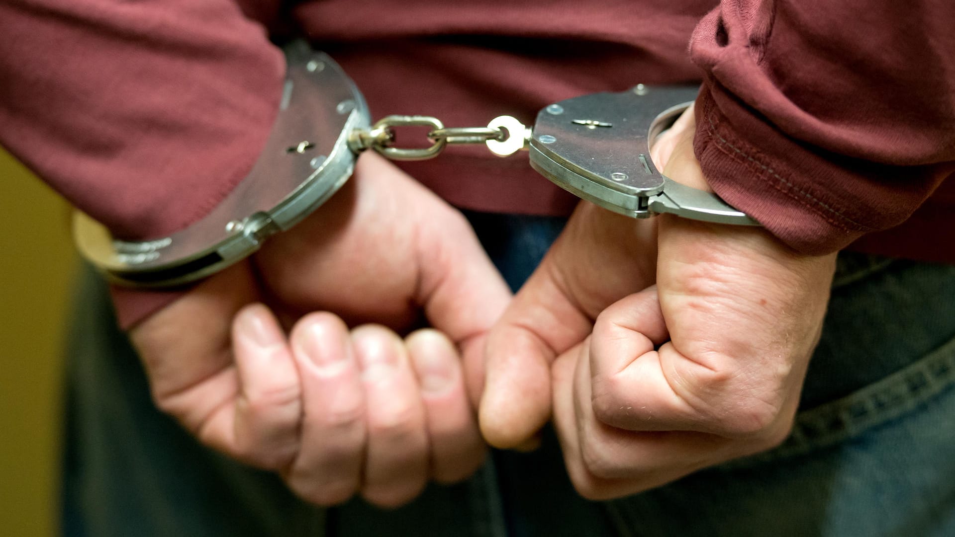 Ein Mann in Handschellen: Junge Detektive verfolgten einen Schuhdieb und lieferten ihn der Polizei aus. (Symbolbild) Ein Mann in Handschellen: Junge Detektive verfolgten einen Schuhdieb und lieferten ihn der Polizei aus. (Symbolbild)