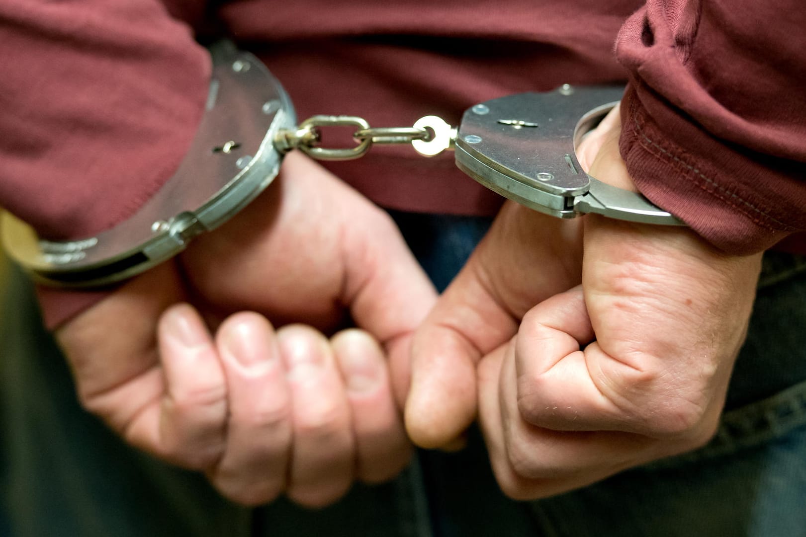Ein Mann in Handschellen: Junge Detektive verfolgten einen Schuhdieb und lieferten ihn der Polizei aus. (Symbolbild)