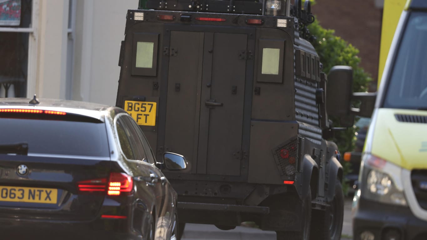 Ein gepanzerter Wagen der Polizei in der Nähe des Paradise Square in Oxford: In der britischen Universitätsstadt hat sich ein bewaffneter Mann einen Schusswechsel mit der Polizei geliefert.