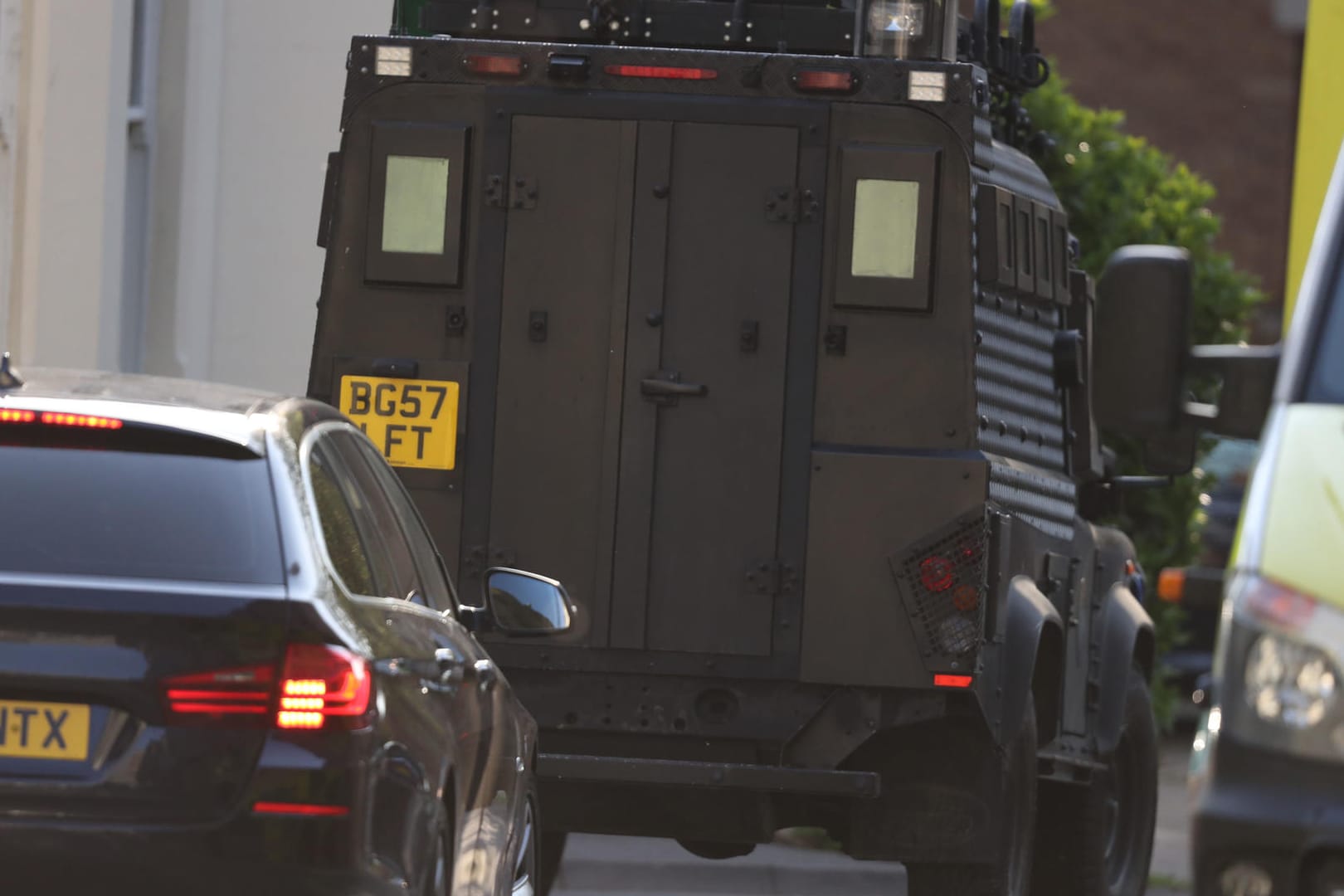 Ein gepanzerter Wagen der Polizei in der Nähe des Paradise Square in Oxford: In der britischen Universitätsstadt hat sich ein bewaffneter Mann einen Schusswechsel mit der Polizei geliefert.