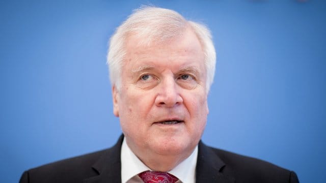 Horst Seehofer bei der Präsentation der Polizeilichen Kriminalstatistik 2017. Horst Seehofer bei der Präsentation der Polizeilichen Kriminalstatistik 2017.