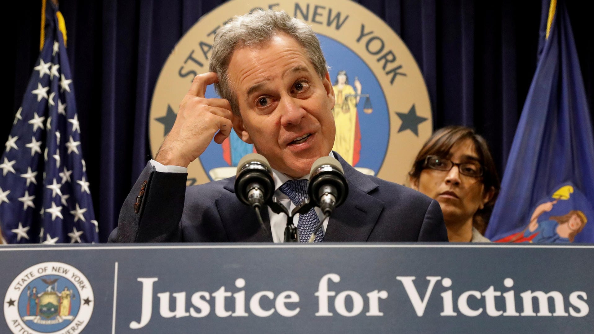 New Yorks Generalstaatsanwalt Eric Schneidermann: Nach Missbrauchsvorwürfen von vier Frauen räumt der Politiker der Demokraten seinen Posten. New Yorks Generalstaatsanwalt Eric Schneidermann: Nach Missbrauchsvorwürfen von vier Frauen räumt der Politiker der Demokraten seinen Posten.