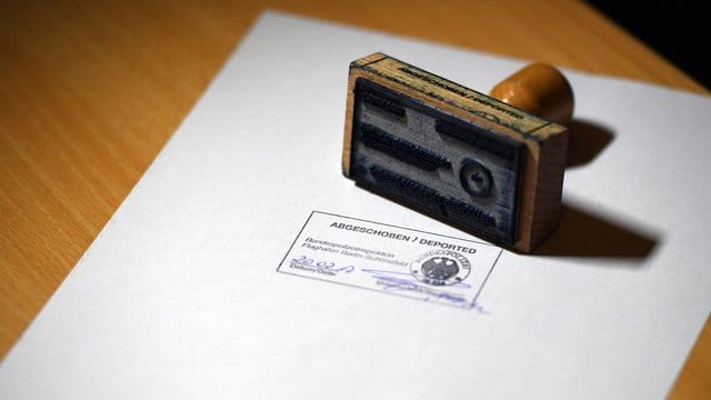 Die Abschiebung abgelehnter Asylbewerber zählt mit zu den umstrittensten Bereichen der Flüchtlingspolitik. Die Abschiebung abgelehnter Asylbewerber zählt mit zu den umstrittensten Bereichen der Flüchtlingspolitik.