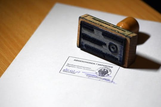 Die Abschiebung abgelehnter Asylbewerber zählt mit zu den umstrittensten Bereichen der Flüchtlingspolitik.