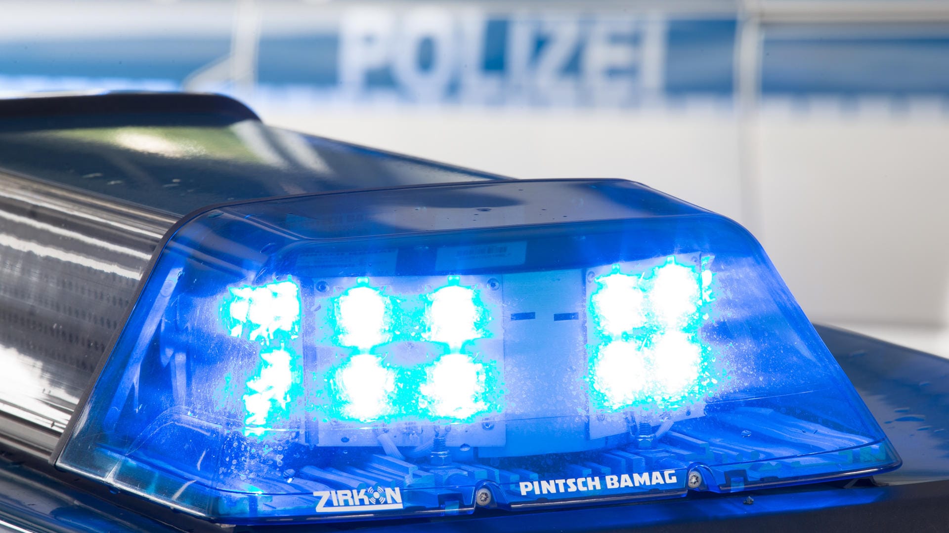 Großrazzia gegen Schleuser: 800 Beamte haben seit Montagabend Wohnung und Brüos im Raum Hamburg, Bremen und in Sachsen-Anhalt durchsucht (Symbolbild). Großrazzia gegen Schleuser: 800 Beamte haben seit Montagabend Wohnung und Brüos im Raum Hamburg, Bremen und in Sachsen-Anhalt durchsucht (Symbolbild).