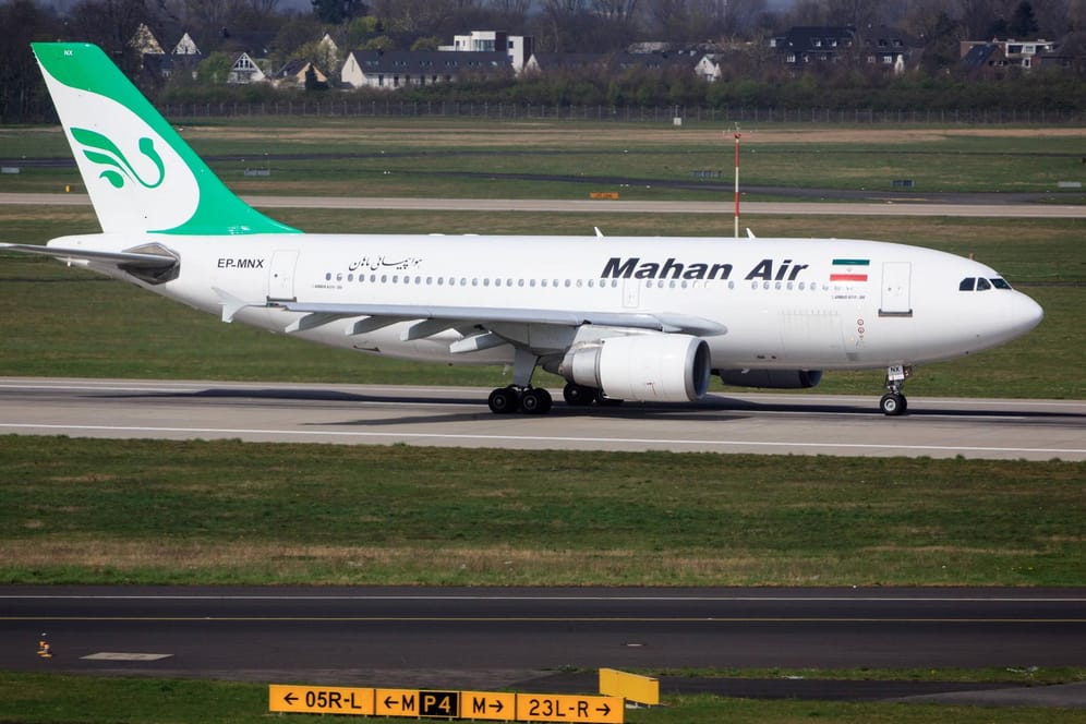 Ein Airbus A310-304 der iranischen Fluglinie Mahan Air auf dem Flughafen Düsseldorf: Die USA beschuldigen die Fluglinie der Terrorismus-Unterstützung, in Deutschland darf Mahan Air frei operieren.