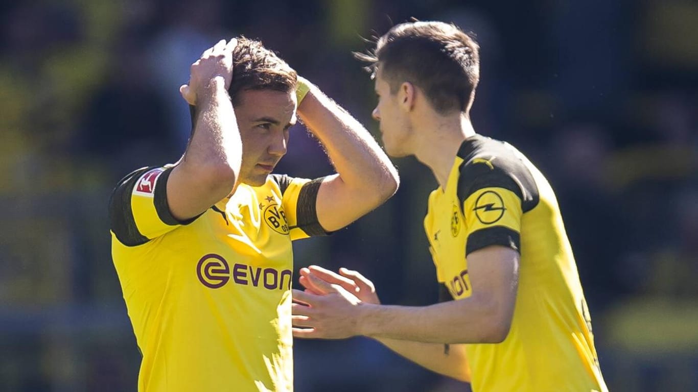 Die BVB-Stars Götze (l.) und Weigl: Sogar die Qualifikation für die Champions League könnte der Klub noch verspielen.