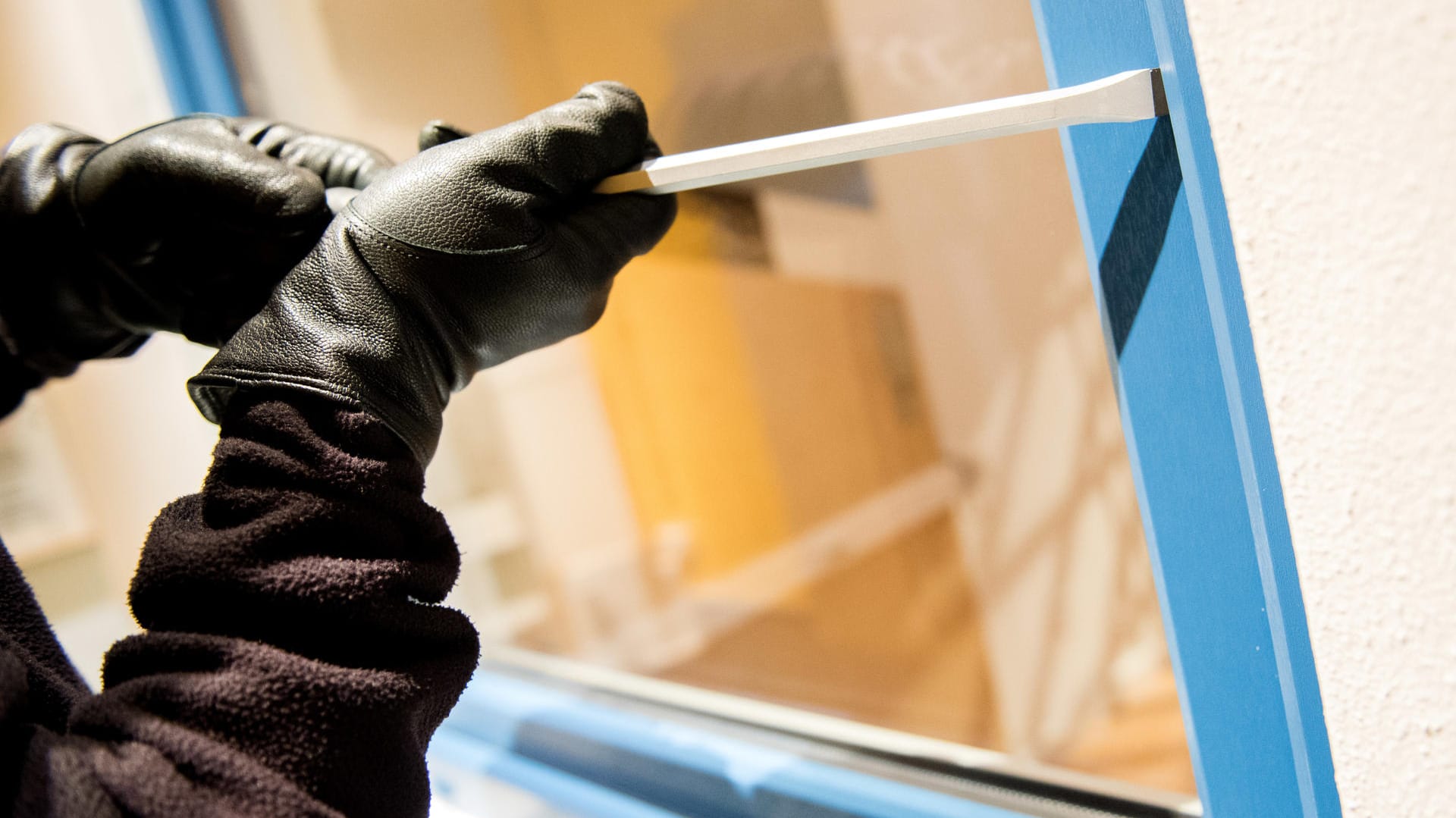Einbrecher mit Stemmeisen: Die Polizei hat im vergangenen Jahr 116.540 Wohnungseinbrüche registriert, das sind 23 Prozent weniger als im Vorjahr (Symbolfoto). Einbrecher mit Stemmeisen: Die Polizei hat im vergangenen Jahr 116.540 Wohnungseinbrüche registriert, das sind 23 Prozent weniger als im Vorjahr (Symbolfoto).