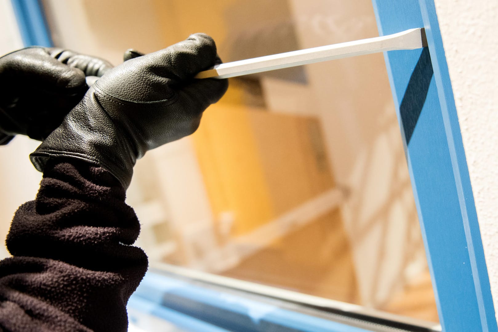 Einbrecher mit Stemmeisen: Die Polizei hat im vergangenen Jahr 116.540 Wohnungseinbrüche registriert, das sind 23 Prozent weniger als im Vorjahr (Symbolfoto).