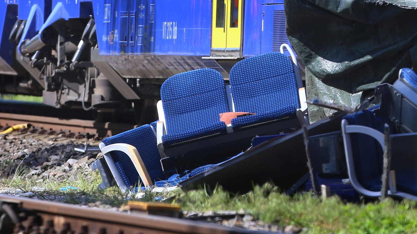 Der Unglücksort im bayerischen Aichach: Sitzplätze liegen vor dem Personenzug, der auf einen Güterzug aufgefahren war. (Archivbild)
