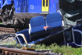 Der Unglücksort im bayerischen Aichach: Sitzplätze liegen vor dem Personenzug, der auf einen Güterzug aufgefahren war. (Archivbild)