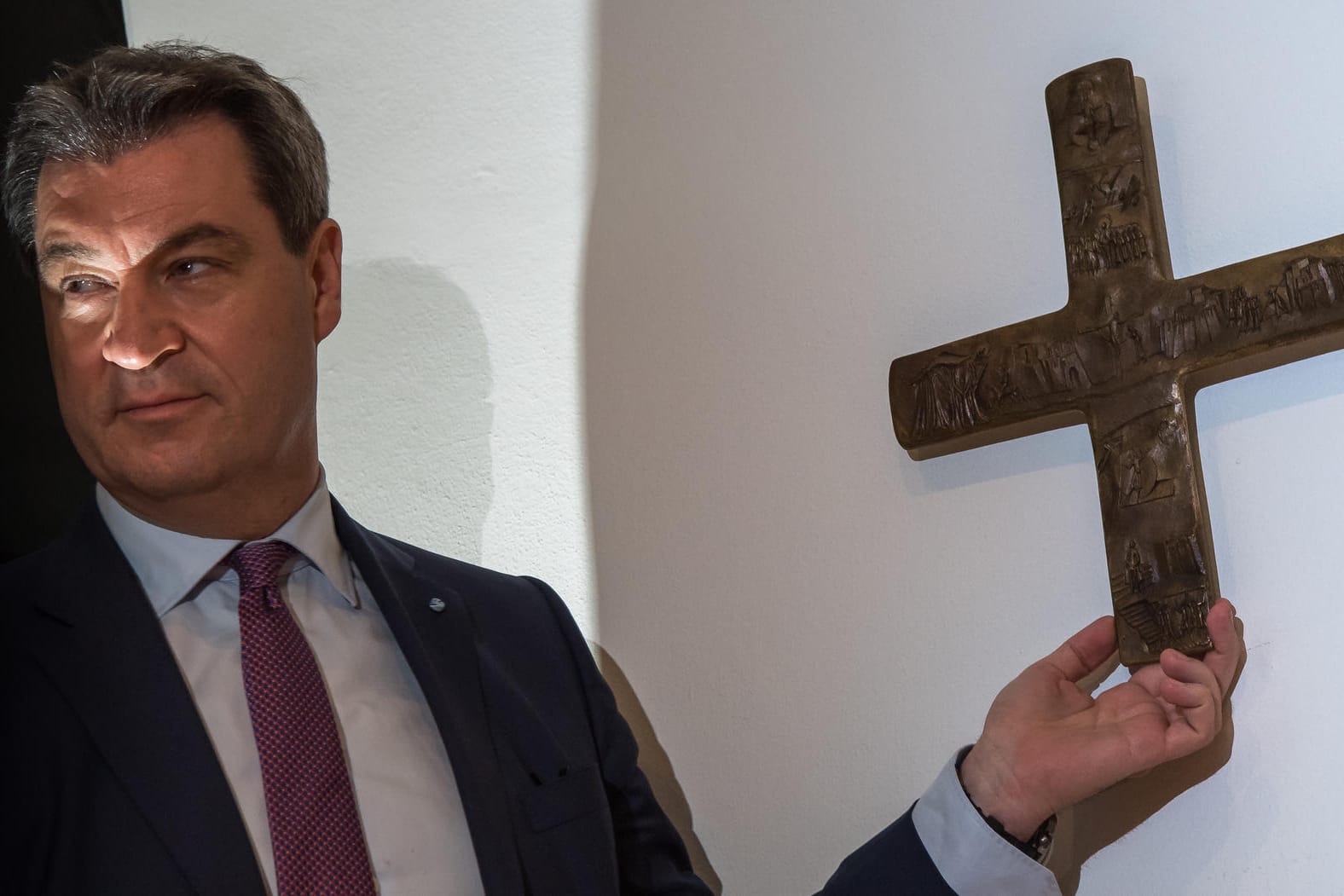 Christliche Glaubenssymbole in staatlichen Gebäuden: Mit dieser Anweisung hat Bayerns Ministerpräsident Markus Söder (CSU) Streit ausgelöst.