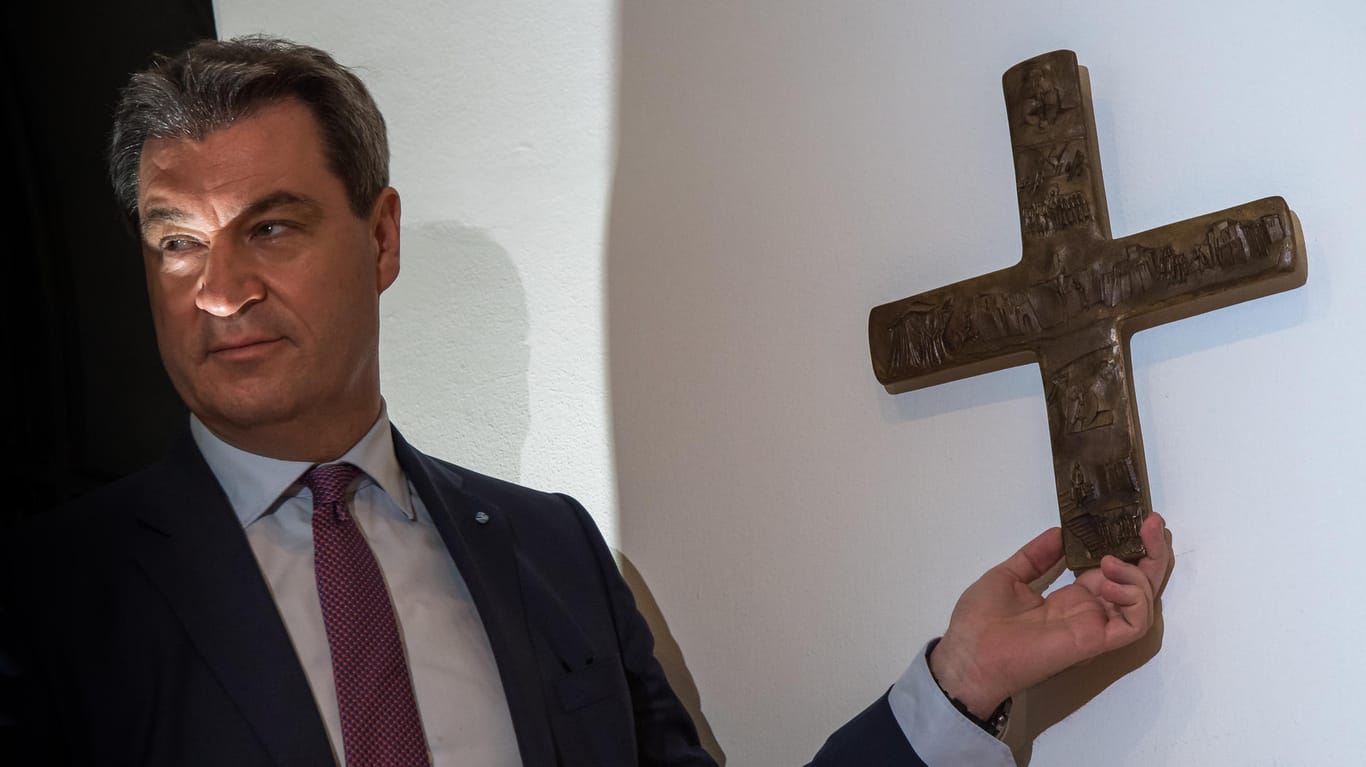 Christliche Glaubenssymbole in staatlichen Gebäuden: Mit dieser Anweisung hat Bayerns Ministerpräsident Markus Söder (CSU) Streit ausgelöst.