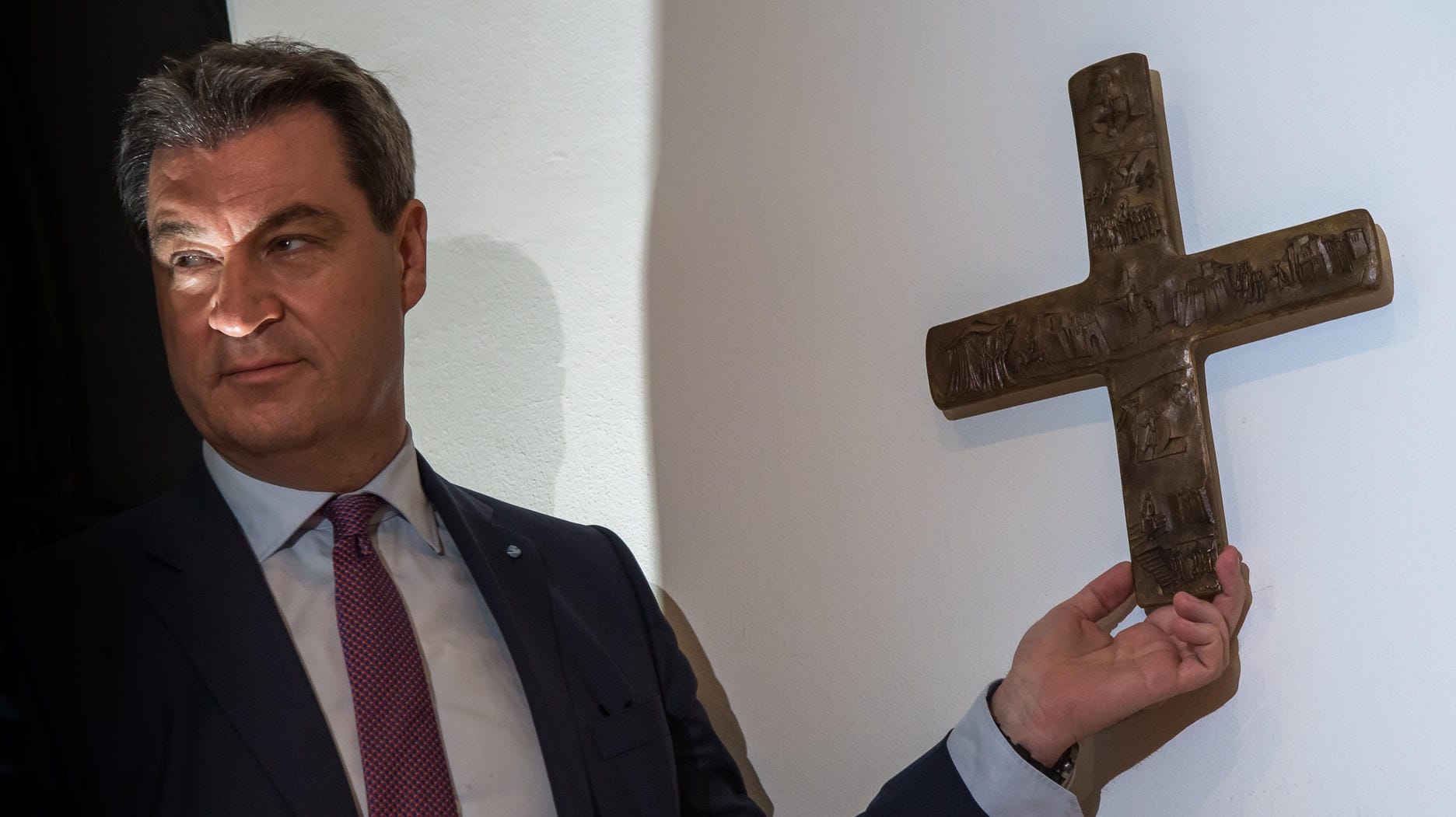 Christliche Glaubenssymbole in staatlichen Gebäuden: Mit dieser Anweisung hat Bayerns Ministerpräsident Markus Söder (CSU) Streit ausgelöst. Christliche Glaubenssymbole in staatlichen Gebäuden: Mit dieser Anweisung hat Bayerns Ministerpräsident Markus Söder (CSU) Streit ausgelöst.