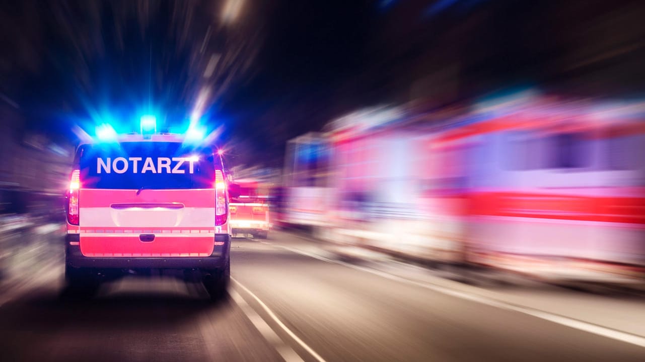 Notarzt-Fahrzeug an einer Unfallstelle: 19-Jähriger kommt auf A44 ums Leben. Notarzt-Fahrzeug an einer Unfallstelle: 19-Jähriger kommt auf A44 ums Leben.