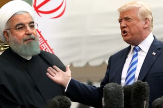 Die Bildkombo zeigt US-Präsident Donald Trump und den iranischen Präsident Hassan Rohani: Der US-Präsident droht wiederholt damit, das Atomabkommen mit dem Iran aufzukündigen.