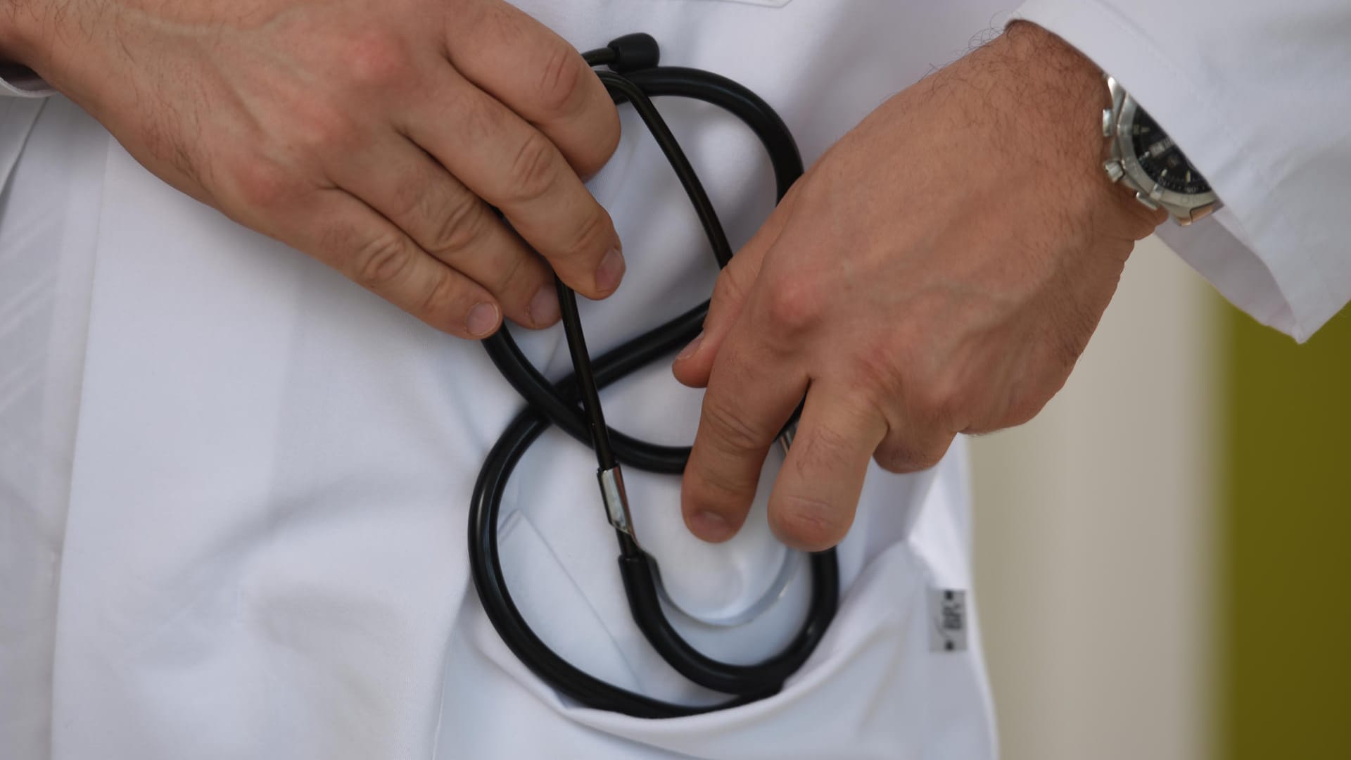 Ein Arzt hält ein Stethoskop in der Hand Ein Arzt hält ein Stethoskop in der Hand