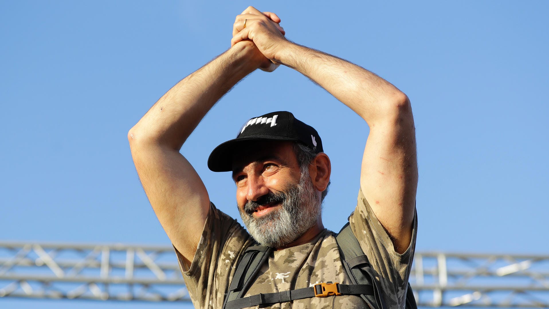 Armeniens Oppositionsführer Nikol Paschinjan jubelt bei einer Ansprache zu Demonstranten: Oppositionsführer Paschinjan in Armenien zum Regierungschef gewählt. Armeniens Oppositionsführer Nikol Paschinjan jubelt bei einer Ansprache zu Demonstranten: Oppositionsführer Paschinjan in Armenien zum Regierungschef gewählt.