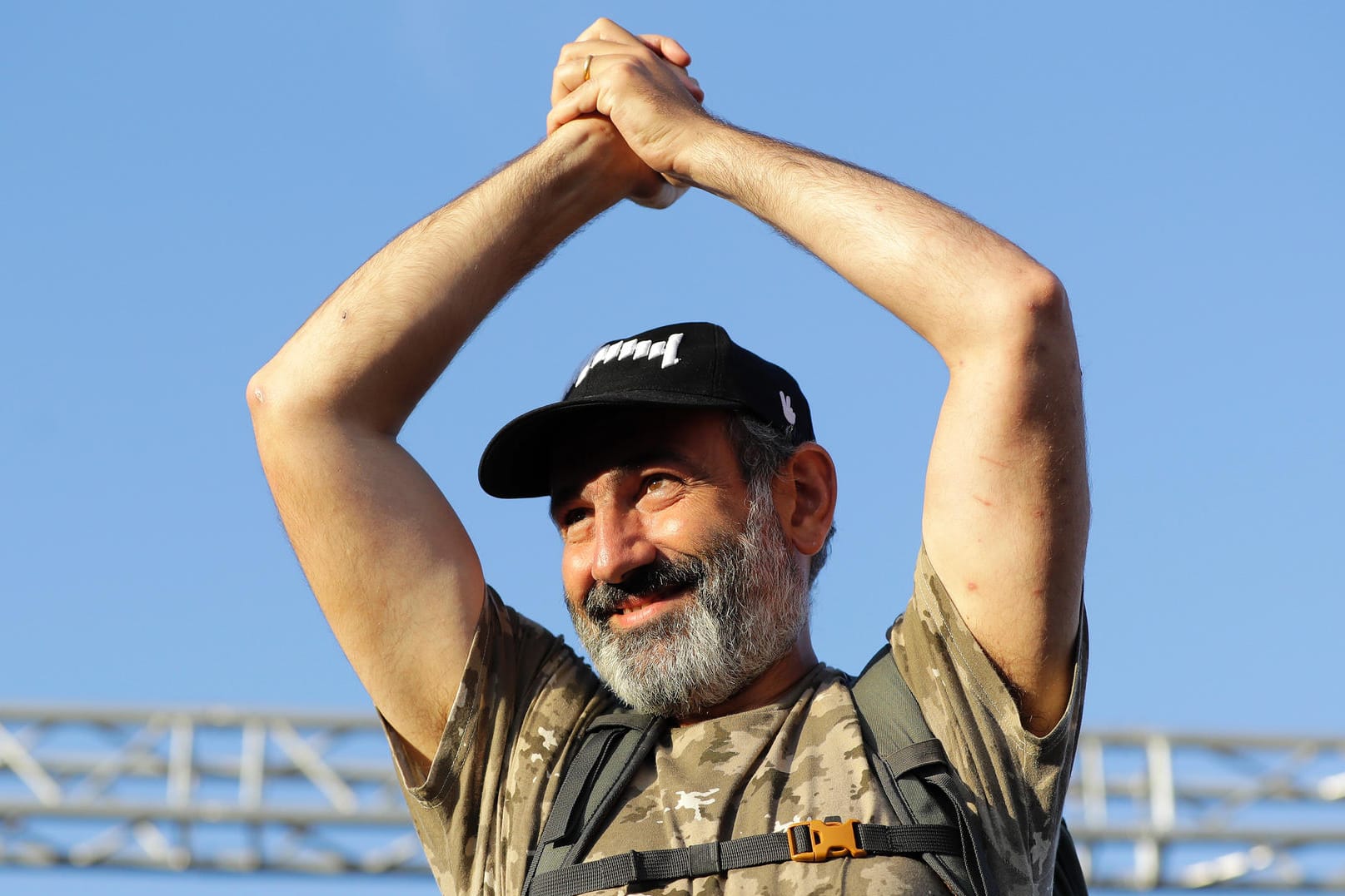Armeniens Oppositionsführer Nikol Paschinjan jubelt bei einer Ansprache zu Demonstranten: Oppositionsführer Paschinjan in Armenien zum Regierungschef gewählt.