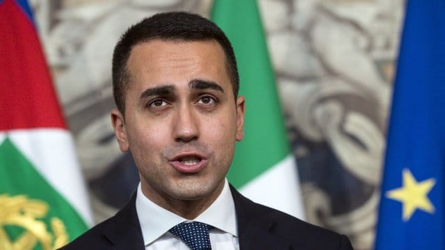 Sterne-Chef Luigi Di Maio: "Wir wurden nicht gewählt, um ins Parlament einzuziehen und dort zu kampieren, die große Herausforderung ist, den Worten Taten folgen zu lassen. Sterne-Chef Luigi Di Maio: "Wir wurden nicht gewählt, um ins Parlament einzuziehen und dort zu kampieren, die große Herausforderung ist, den Worten Taten folgen zu lassen.