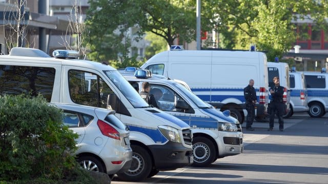 Fahrzeuge der Polizei stehen im Bonner Stadtteil Tannenbusch auf einem Parkplatz. Fahrzeuge der Polizei stehen im Bonner Stadtteil Tannenbusch auf einem Parkplatz.