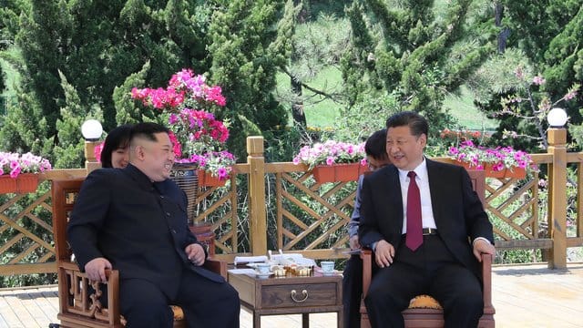 Chinas Präsident Xi Jinping (r) und Nordkoreas Machthaber Kim Jong Un treffen sich in der chinesischen Hafenstadt Dalian. Chinas Präsident Xi Jinping (r) und Nordkoreas Machthaber Kim Jong Un treffen sich in der chinesischen Hafenstadt Dalian.