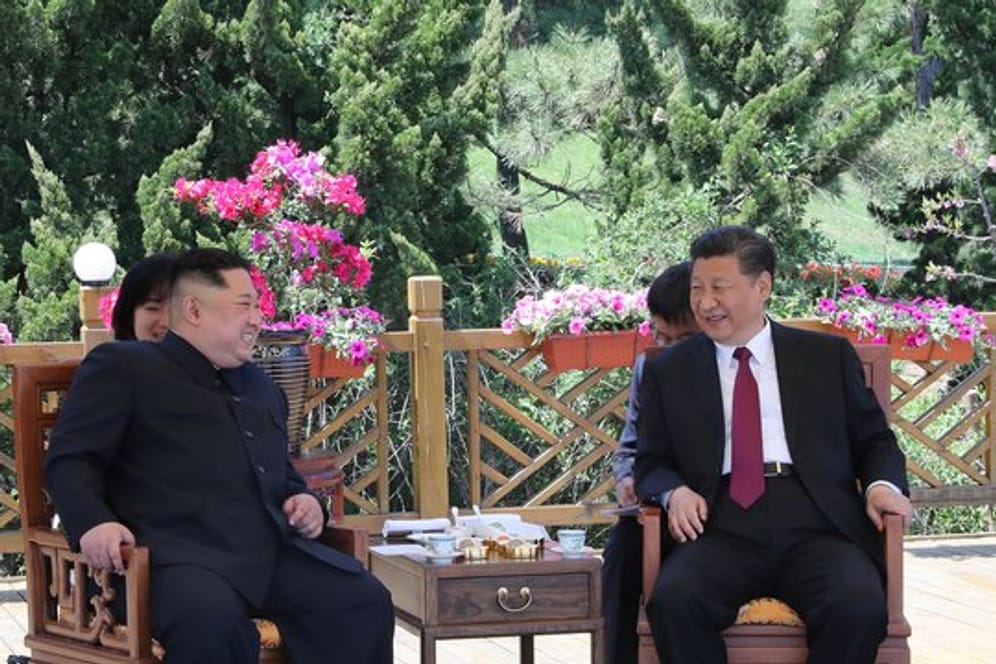 Chinas Präsident Xi Jinping (r) und Nordkoreas Machthaber Kim Jong Un treffen sich in der chinesischen Hafenstadt Dalian.